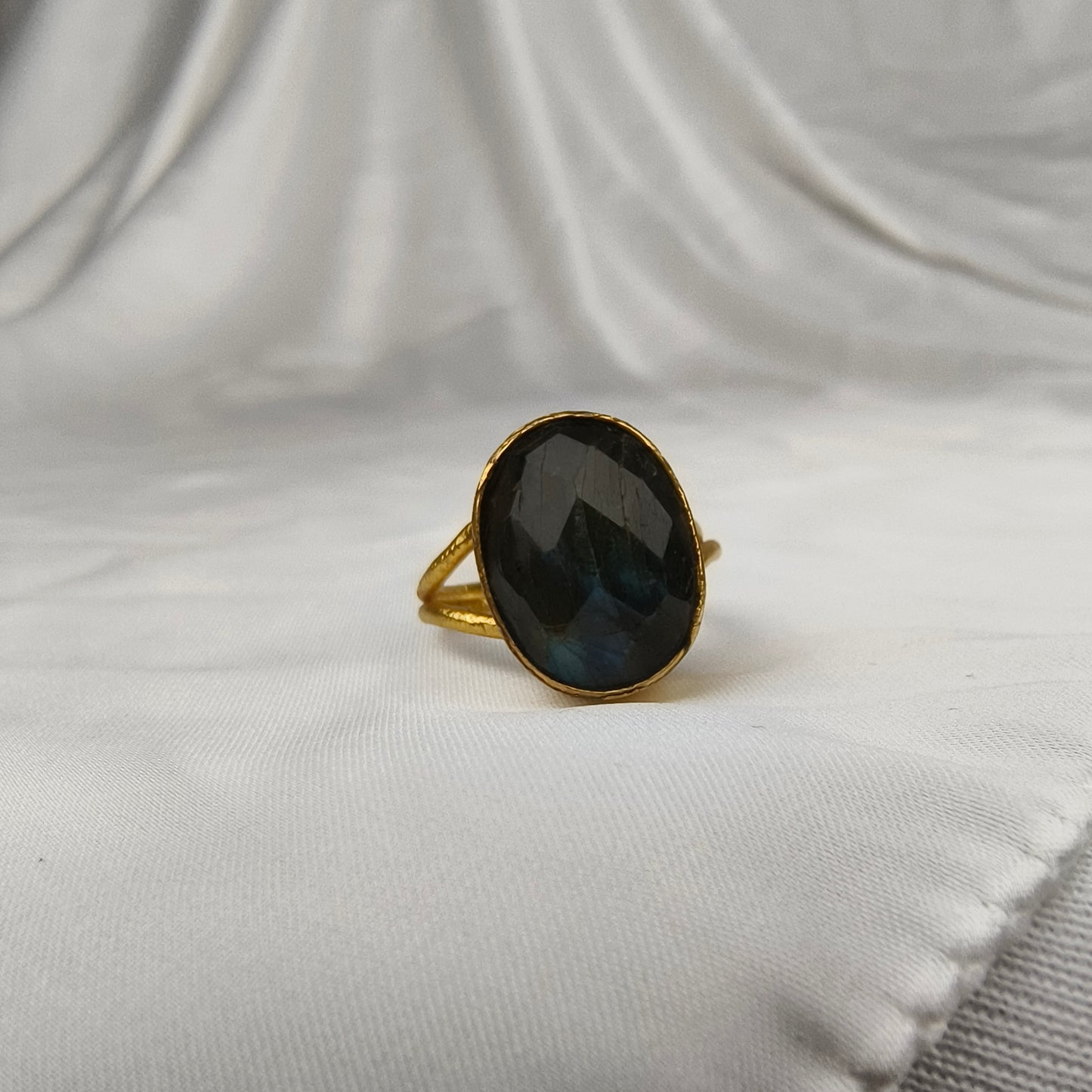 Cosmic Aura Split-Shank Signet – Gold Plated Statement Ring with Faceted Oval Labradorite